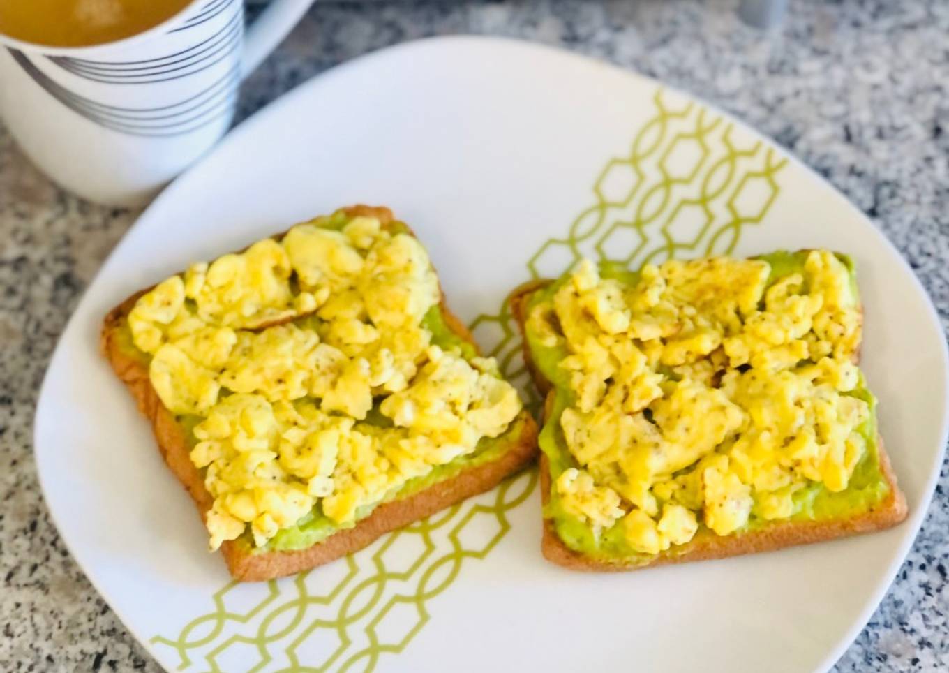 Tostadas de guacamole y huevos revueltos