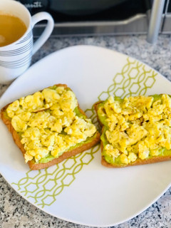 Una foto de Tostadas de guacamole y huevos revueltos