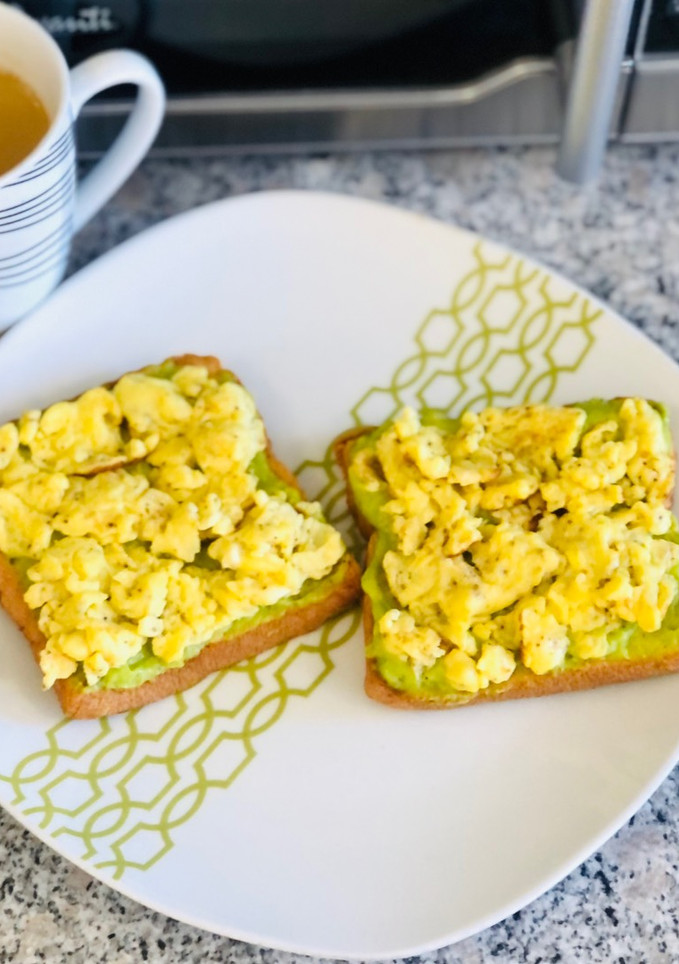 Una foto de Tostadas de guacamole y huevos revueltos