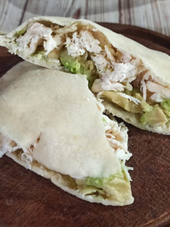 Una foto de Sándwich ave palta en pan pita