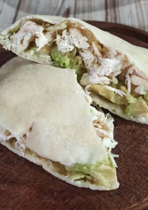 Una foto de Sándwich ave palta en pan pita
