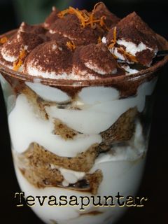 Una foto de Tiramisú a la naranja en copas