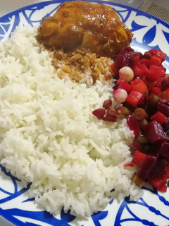 Una foto de Pollo a la olla con ensalada rusa