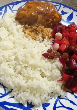 Una foto de Pollo a la olla con ensalada rusa