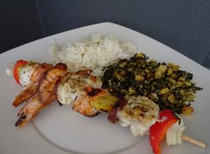 Foto de Espetadas de tamboril, salmão e camarão com migas e salada