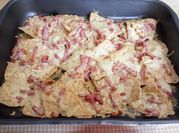Una foto de nachos con bacon y queso
