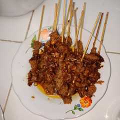 A picture of Sate goreng (daging sapi).