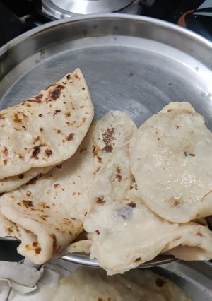 A picture of Khichi roti.