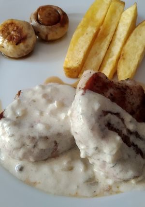 Una foto de Solomillo de cerdo en salsa roquefort y pimienta verde
