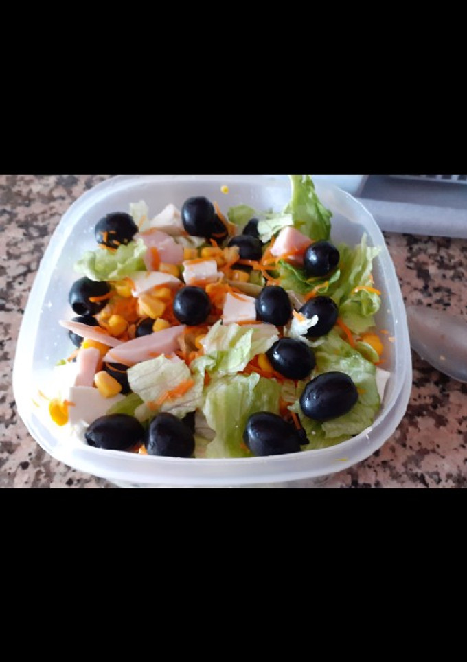 Una foto de Ensalada de pavo y queso fresco