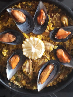 Una foto de Paella con costilla y setas