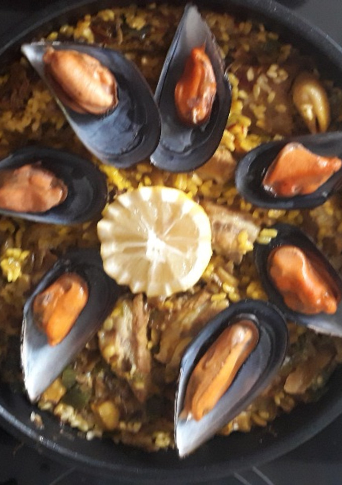 Una foto de Paella con costilla y setas