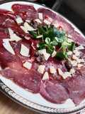 Carpaccio de cecina con salsa de trufas y queso viejo tostado