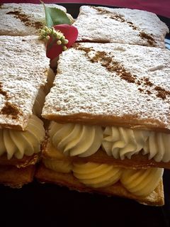Una foto de Milhojas de crema pastelera y nata