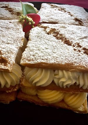 Una foto de Milhojas de crema pastelera y nata