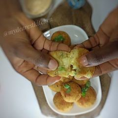 A picture of Cheesy potato balls.