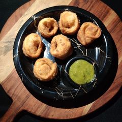 A picture of Fried paneer wontons.