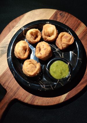 A picture of Fried paneer wontons.
