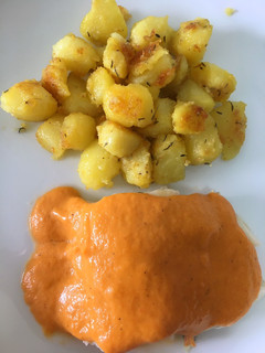 Una foto de Bacalao o merluza en crema de pimientos con patatas a mi manera