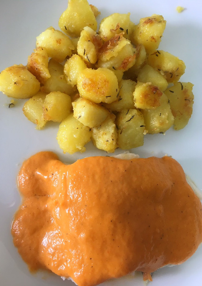 Una foto de Bacalao o merluza en crema de pimientos con patatas a mi manera