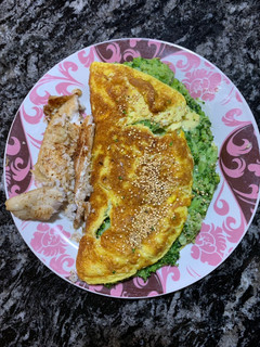 Una foto de Filet de merluza al horno con omelette relleno con brócoli