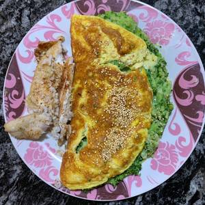 Filet de merluza al horno con omelette relleno con brócoli