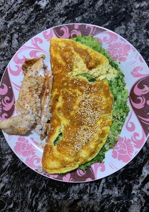 Una foto de Filet de merluza al horno con omelette relleno con brócoli