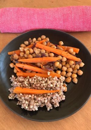 Csicseriborsós egytálas hajdinával (vegán) recept fotója