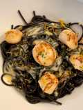 Spaghettis à l’encre de seiche noix de St Jacques sauce à l’orange