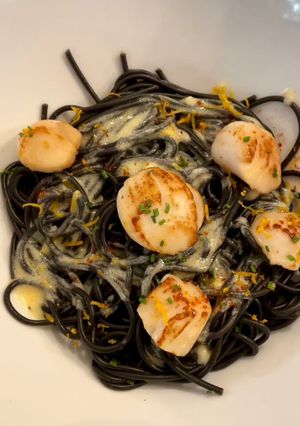 Une photo de Spaghettis à l’encre de seiche noix de St Jacques sauce à l’orange