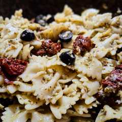 Una foto de MARIPOSAS🦋🦋🦋, (Farfalle), Pesto🌿 y Tomate🍅Seco...!