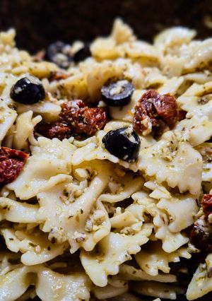 Una foto de MARIPOSAS🦋🦋🦋, (Farfalle), Pesto🌿 y Tomate🍅Seco...!