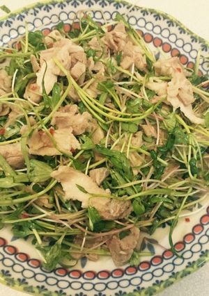 Hình của món Salad rau mầm và thịt hấp.