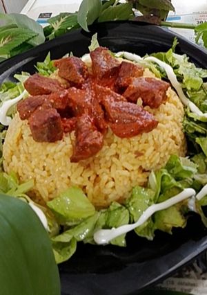 صورة لوصفة اللحم بصلصة الطماطم حارة وأرز