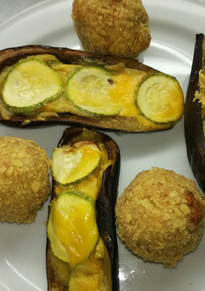 Una foto de Berenjenas rellenas con masa de garbanzos
