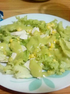 Una foto de Ensalada de lechuga y elotitos