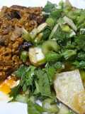 Tiras de hígado en salsa, papas, apio y manzana verde