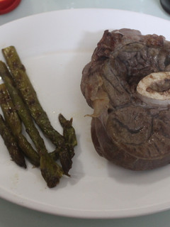 Una foto de Osobuco con espárragos