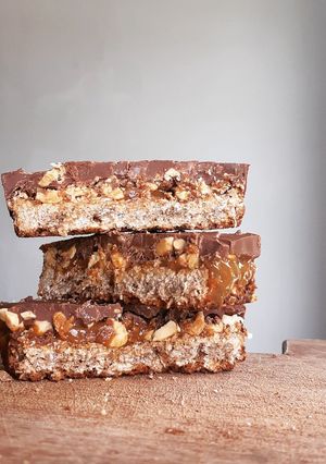 Una foto de 🥜Barritas tipo snicker saludables 🍫