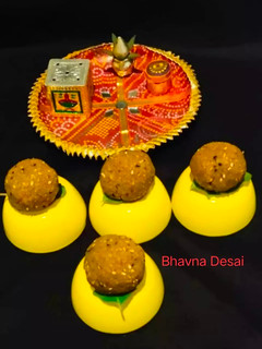 લેફ્ટઓવર રોટી લાડુ (Left over Roti Laddu Recipe in Gujarati) રેસીપી મુખ્ય ફોટો