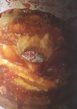 Una foto de Budín invertido al caramelo con Manzanas 🍏 Miel 🍯 y Nueces ☕