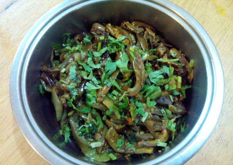 Steps to Make Any-night-of-the-week Kathrikaai Karamadhu / Aubergine stir fry