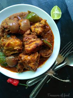 A picture of Chicken do pyaza.