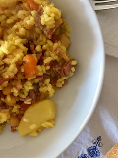 Una foto de Arroz con jamón y sobras del cocido