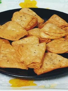 निमकी (nimki recipe in Hindi) रेसिपी मुख्य फोटो