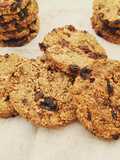 Biscotti vegan ai cereali, bacche di goji e uvetta