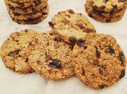 Una foto di biscotti con uva passa