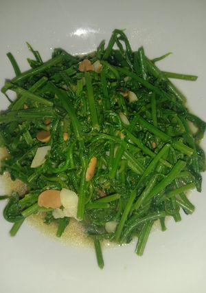 รูปของ ยอดผักกูดผัดเต้าเจี้ยว (Stir-fried Fiddlehead Fern with Salted Soybeans)