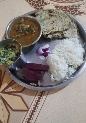 भोगीची भाजी (bhogichi bhaji recipe in marathi) रेसिपी चे मुख्य फोटो 