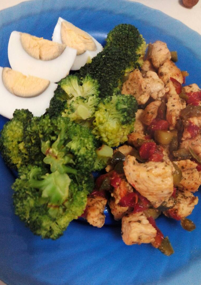 Una foto de Tacos de pollo especiado con pimientos y guarnición